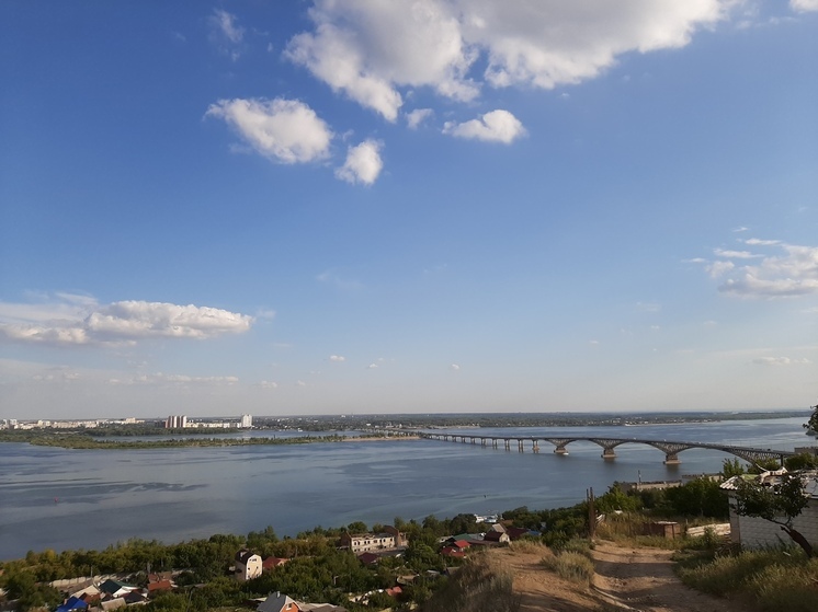 Под легендарным мостом Саратова рыбак выловил десятикилограммового судака