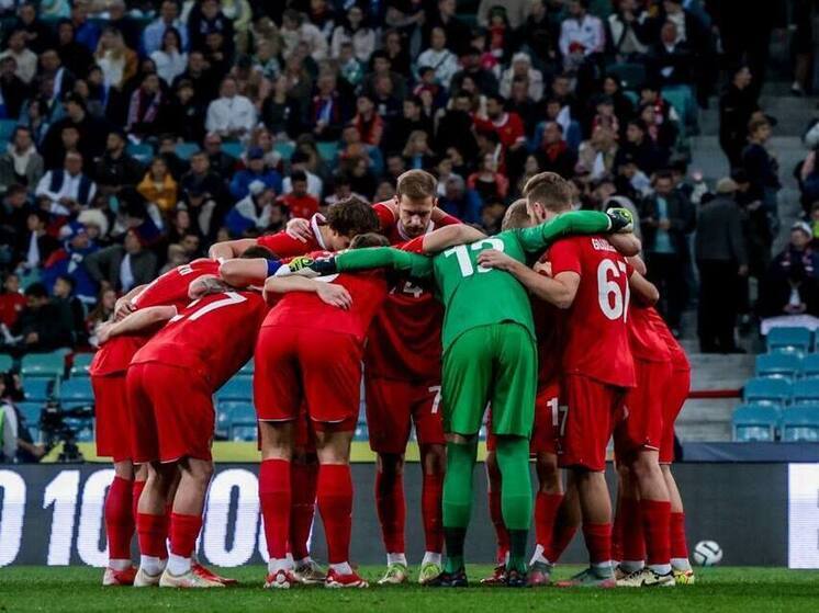 Сборная России опустилась на 33-е место в рейтинге Международной федерации футбола (ФИФА). И это не просто цифра, а отражение сложного многолетнего пути, который команда проходит вне официальных турниров. В обновленной версии рейтинга команда Валерия Карпина потеряла три позиции, упав с 30-го на 33-е место. 