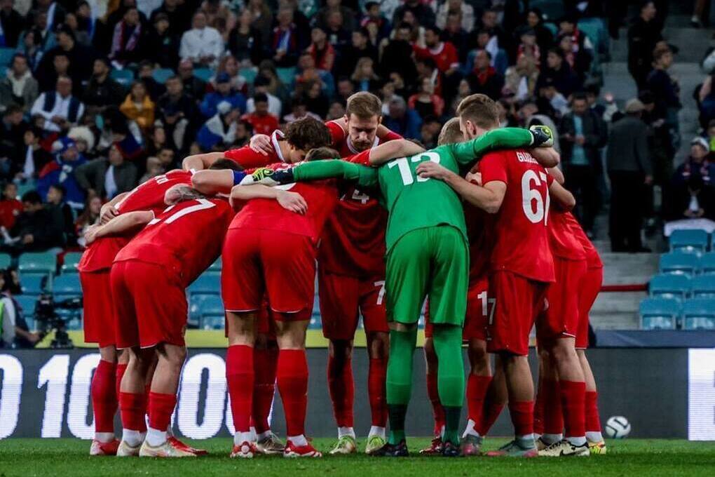 Сборная России опустилась на 33-е место в рейтинге Международной федерации футбола (ФИФА). И это не просто цифра, а отражение сложного многолетнего пути, который команда проходит вне официальных турниров. В обновленной версии рейтинга команда Валерия Карпина потеряла три позиции, упав с 30-го на 33-е место. 