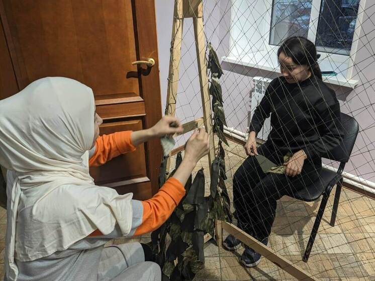 В Ивановской колонии женщины плетут маскировочные сети для СВО