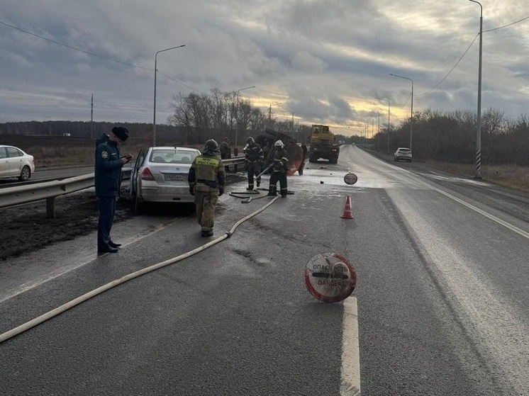 На трассе на Южном Урале опрокинулся бензовоз и разлилось топливо