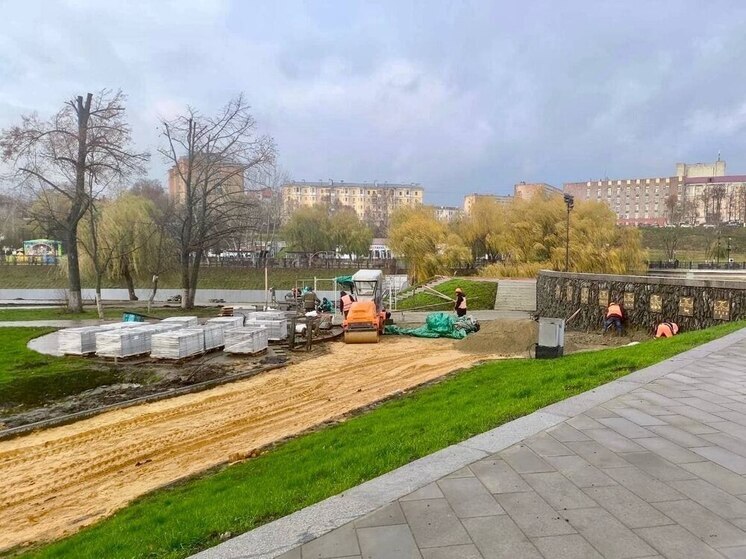 В Орле на мемориале «Судбищенская битва» укладывают плитку и устанавливают опоры освещения