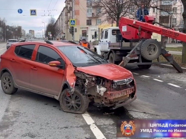 В центре Иванова автоледи на иномарке влетела в столб