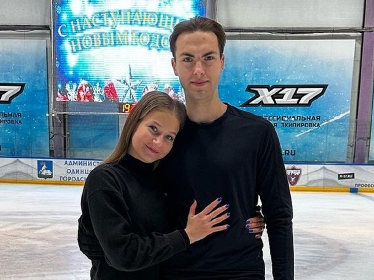 Выступающие в танцах на льду российские фигуристы Василиса Кагановская и Максим Некрасов приняли участие в рекламной фотосессии. Спортсмены сфотографировались в домашней обстановке.