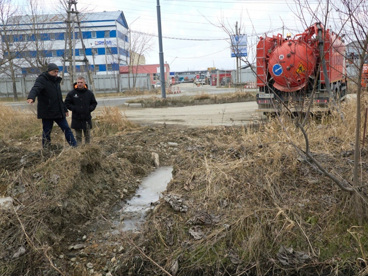 В Южно-Сахалинске устраняют масштабную утечку воды на улице Сахалинской