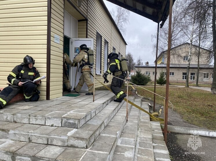 В Суворовской больнице спасатели отработали действия при условном пожаре