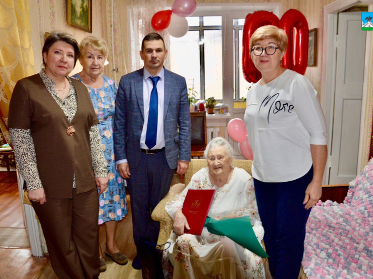 В Орле со 100-летием поздравили труженицу тыла Элеонору Стецун