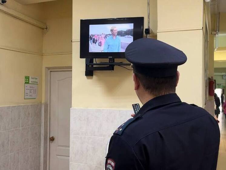 В Сочи госавтоинспекторы разместили социальные видеоролики на экранах в фойе детских поликлиник