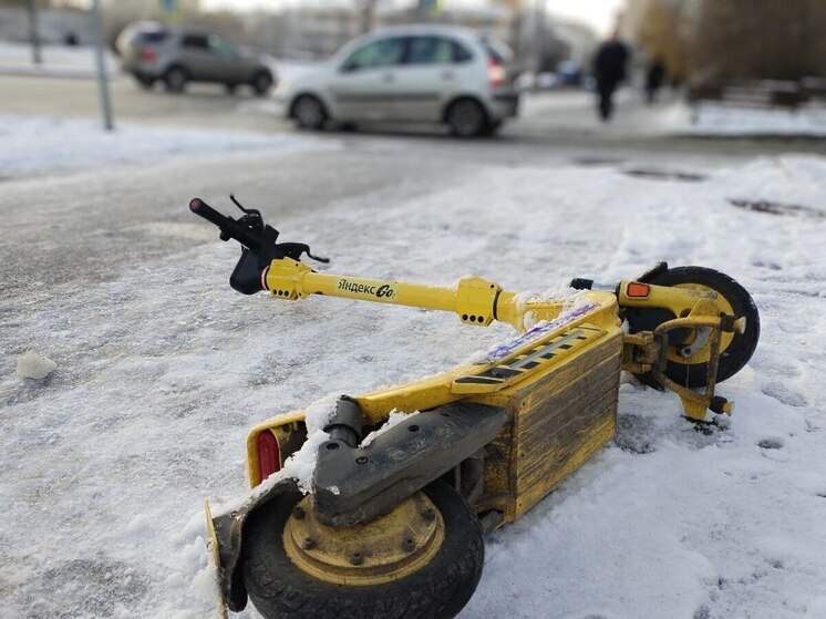 Неизвестный водитель сбил пенсионерку на электросамокате и скрылся с места ДТП