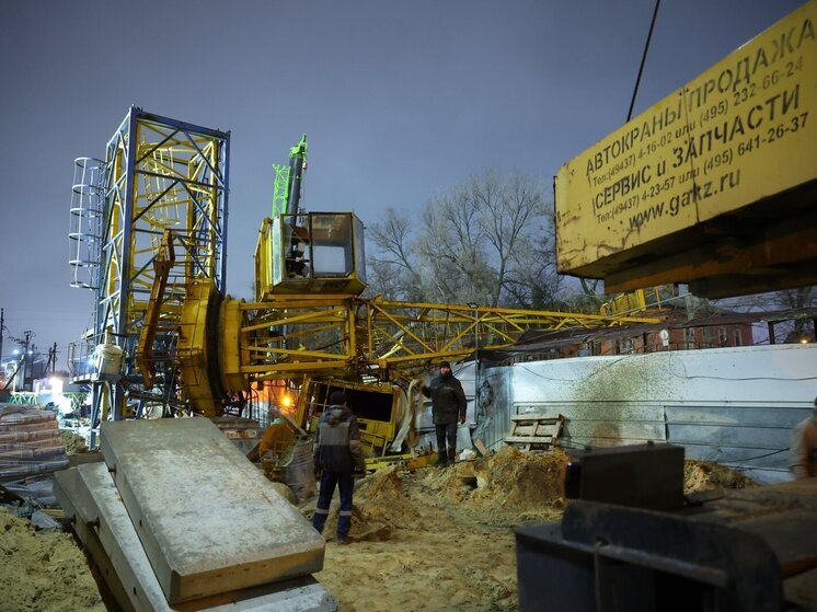  При падении строительного крана на западе Волгограда пострадали 2 человека