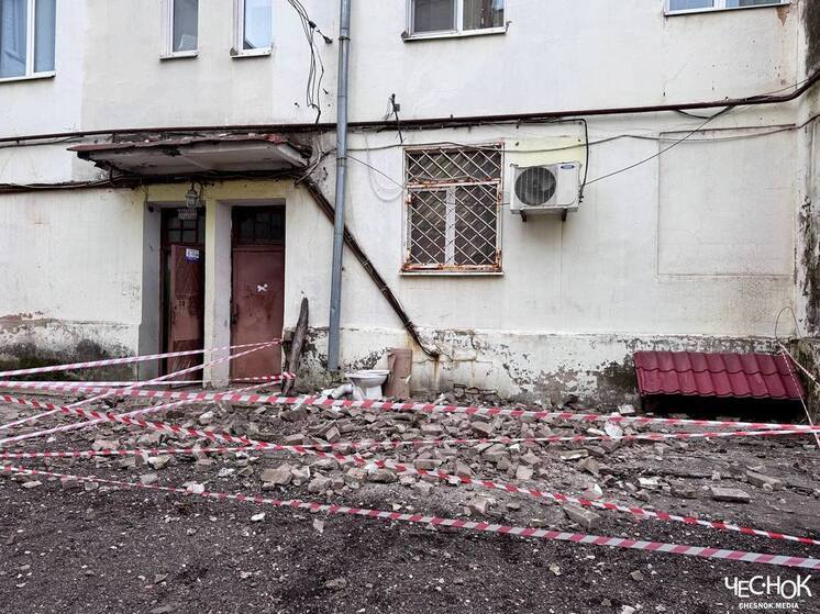 Часть фасада дома рухнула в Александрове