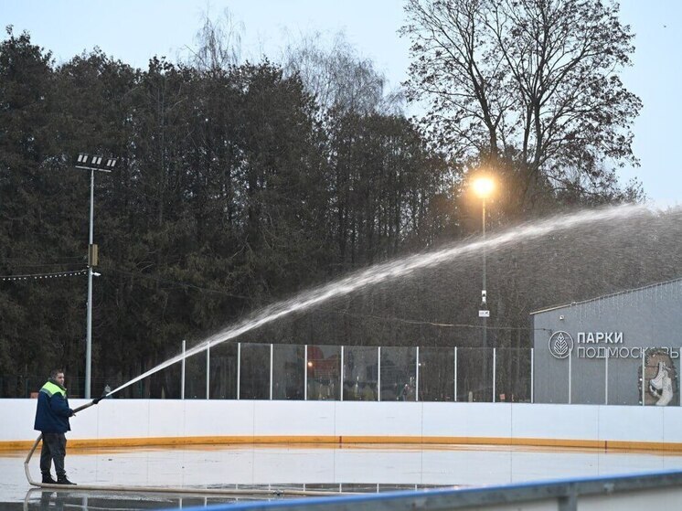 В Серпухове начали заливку уличного катка с искусственной наморозкой льда
