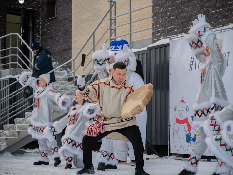 С шаманом и бубнами в Яр-Сале жителям авариек вручили ключи от квартир в танхаусах