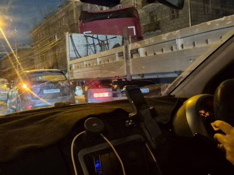 Авария на пешеходном переходе вызвала масштабную пробку на левом берегу Новосибирска