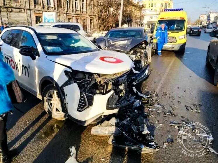 Томские спасатели освободили водителя из заблокированного авто после ДТП на Ленина