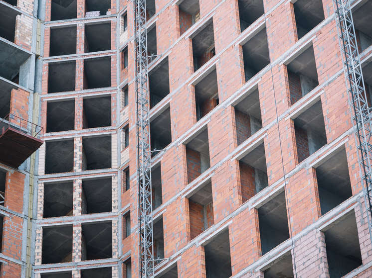 В Красноярске сдан в эксплуатацию многоквартирный дом на улице Грунтовой после 18 лет простоя