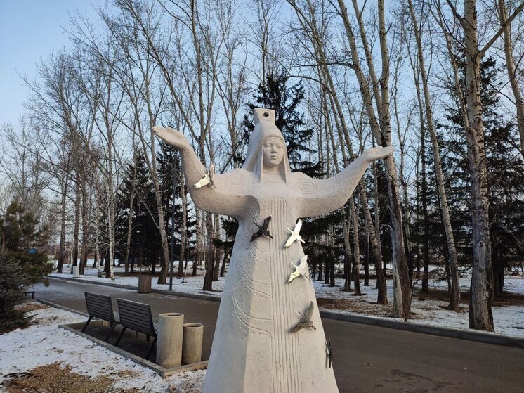 В красноярском Озеро-парке установили новый арт-объект «Мать-природа»