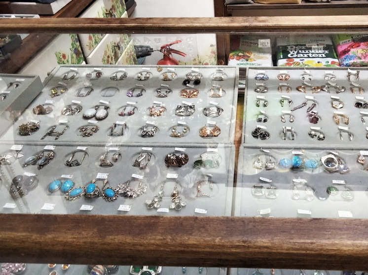 Каждый день режу стекло на 1200 кусочков по 1 см: улетают на маркетплейсах в 500 раз дороже себестоимости - вот в чем суть золотых "капель"