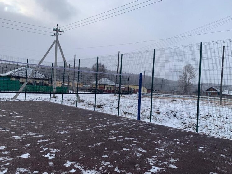 В хакасском селе для детей обновили спортплощадку