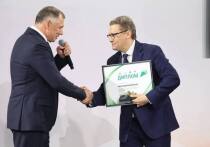 На торжественной церемонии награждения, которая состоялась в рамках «Транспортной недели – 2025», губернатор Вологодской области Георгий Филимонов получил «Золотой каток» из рук заместителя председателя Правительства Российской Федерации Марата Хуснуллина