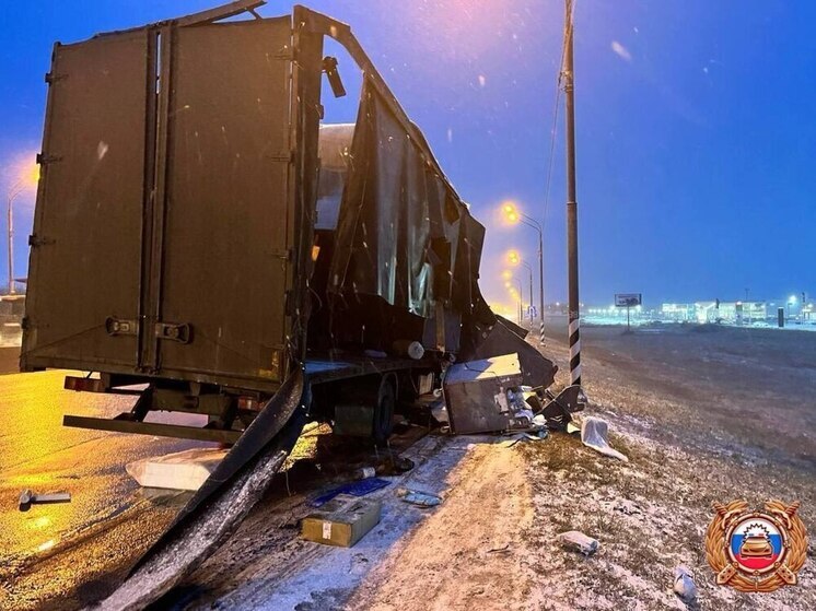 На трассе под Тверью при столкновении грузовиков пострадал человек