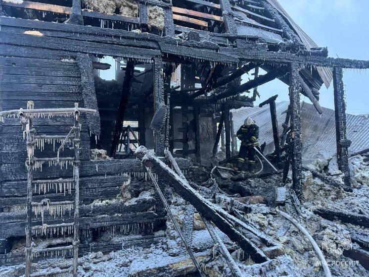 В Новом Уренгое ночью сгорел дом с гаражом и авто