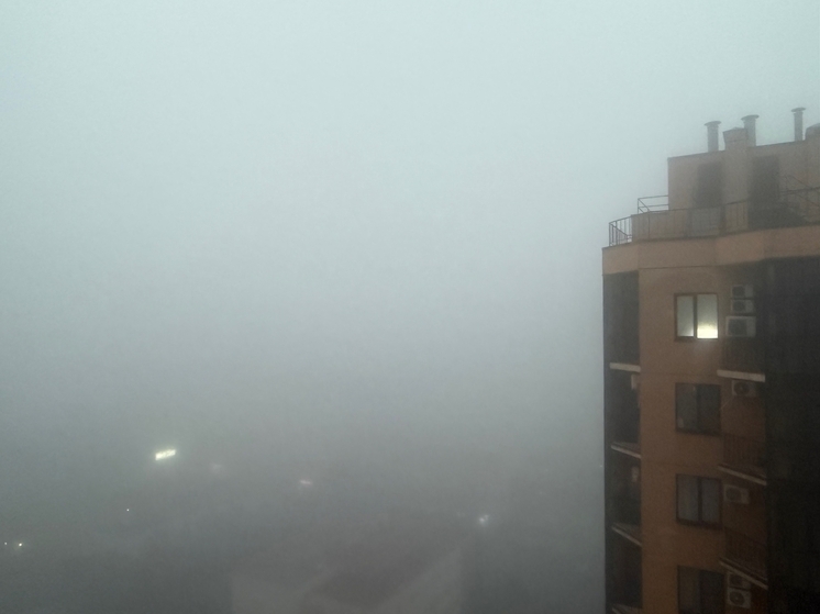 Густой туман накрыл улицы Ростова