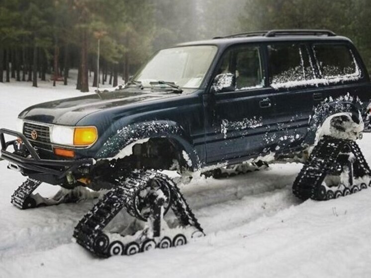 В РФ начались продажи Toyota Land Cruiser на гусеницах: авто сняли на фото