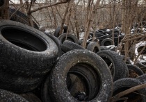 В Екатеринбурге намерены убрать свалку шин, которая образовалась на улице Чехова, в районе отвода железнодорожных путей