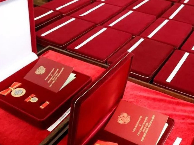 Президент России Владимир Путин представил к высоким государственным наградам жителей Алтайского края, отметив их профессиональные заслуги. Соответствующий указ был подписан главой страны 14 ноября и размещен на сайте Кремля.