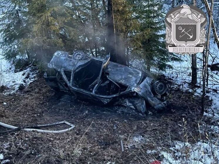 В Подпорожском районе легковушка столкнулась с грузовиком и сгорела