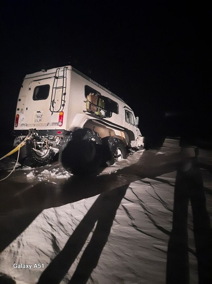 Под Аксаркой спасли пять человек из провалившегося под лед вездехода