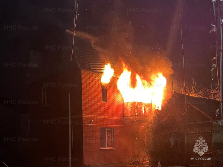 В калужском СНТ ночью тушили дачу