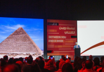 Книжную ярмарку в Шардже, проходившую в 44-й раз,  посетил крупнейший и самый именитый археолог Египта Захи Хавасс, много лет возглавлявший Верховный совет древностей Египта