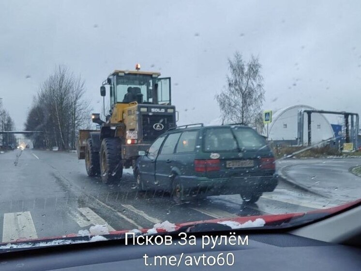 Влетел в большеколесного: авария на псковском перекрестке