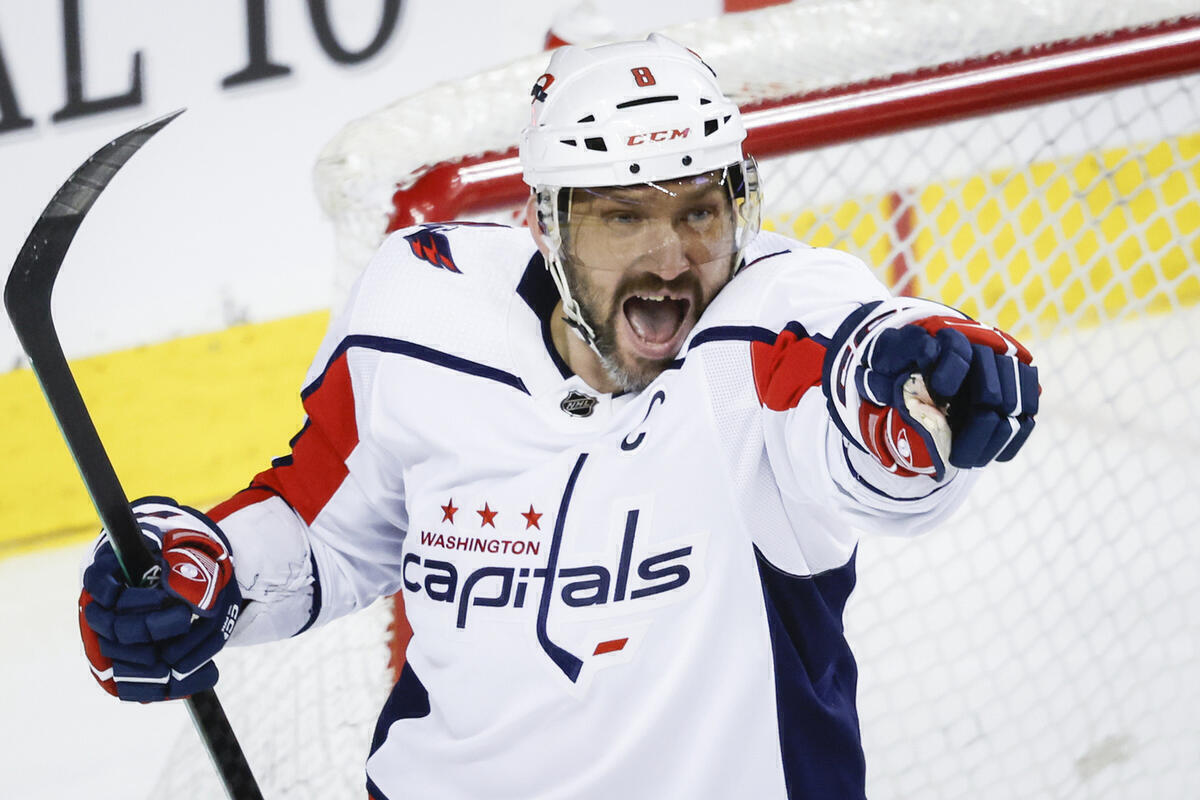 40-летний Александр Овечкин оформил хет-трик в матче с «Монреалем», став седьмым игроком в истории НХЛ, достигшим этого в возрасте 40+. Его голы (в том числе на 1-й минуте и с разворота в пустые ворота) вывели его на 905 голов и 1642 очка за карьеру — он вошёл в топ-10 лучших бомбардиров лиги, обойдя Джо Сакика. Это 33-й хет-трик Овечкина — он сравнялся с Бреттом Халлом по этому показателю. «Вашингтон» одержал вторую победу подряд, постепенно улучшая положение в турнирной таблице.