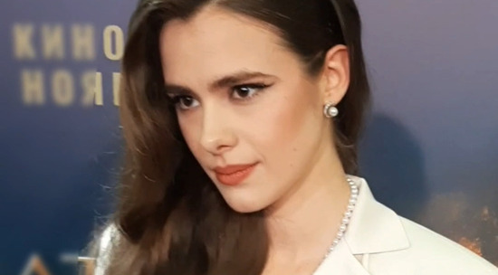 Актриса Дарья Кукарских в дизайнерском наряде приехала в кинотеатр