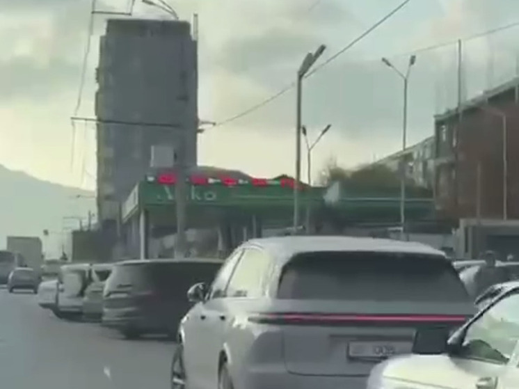 В Махачкале на проспекте Акушинского эвакуировали машины за нарушение правил парковки