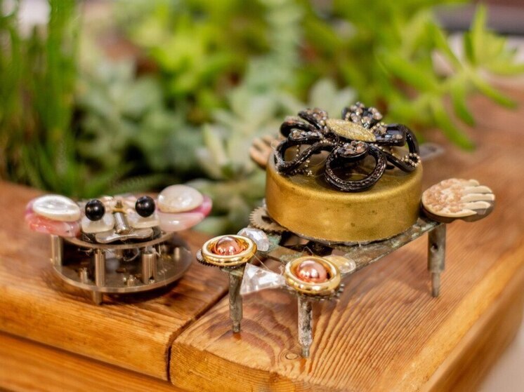 В Курске создали арт-объекты из старых будильников и бижутерии