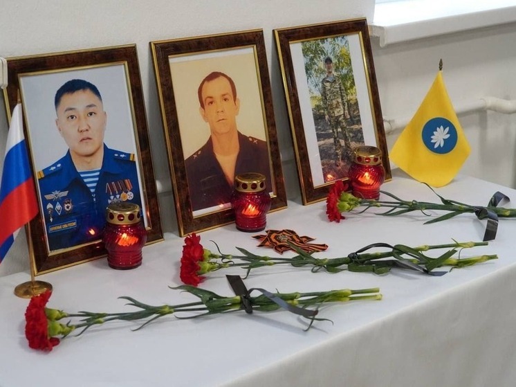 В гимназии Калмыкии открыли три Парты Героя