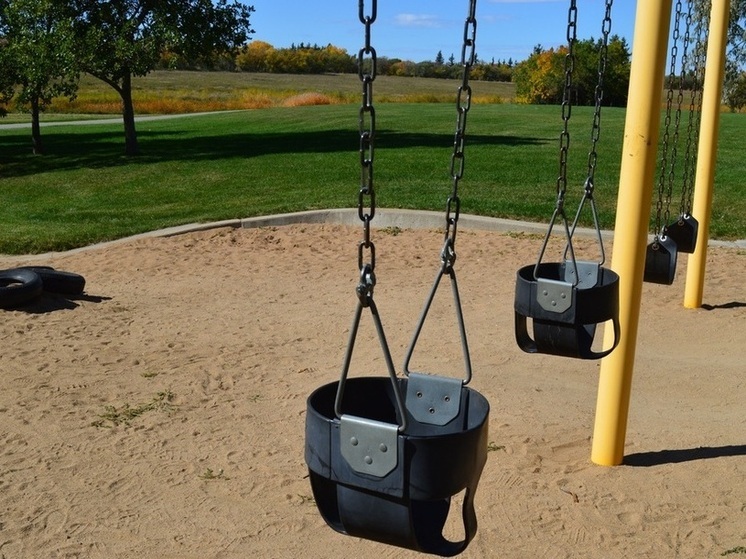 «Резиновые трусы на цепочках»: пензенка пожаловалась на новые детские качели в сквере «Семейный»