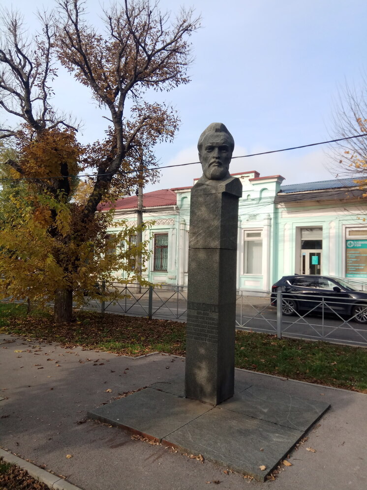 По сравнению со своим старшим братом Дмитрий Ульянов (1874-1943) известен мало. Памятник ему стоит в центре Симферополя, его именем названа довольно протяженная улица. За ним не тянется шлейф расстрелов, как за Бела Куном и Землячкой. А многие жители Крыма, да и Симферополя, только и знают, что это был брат Владимира Ленина. Так чем же прославился этот человек?