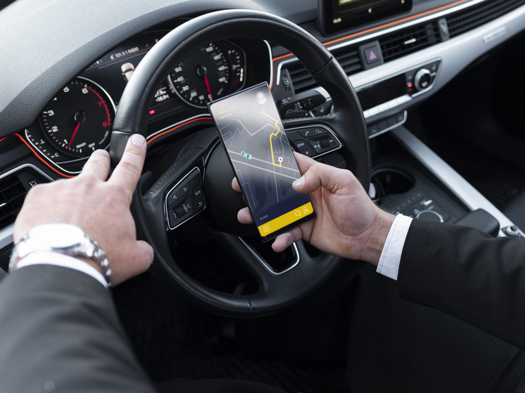 В Самаре 42-летний таксист воровал банковские карты и телефоны у пьяных клиентов