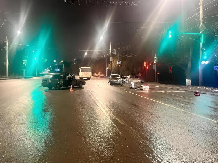 В Омске столкнулись три автомобиля, пострадали четыре человека