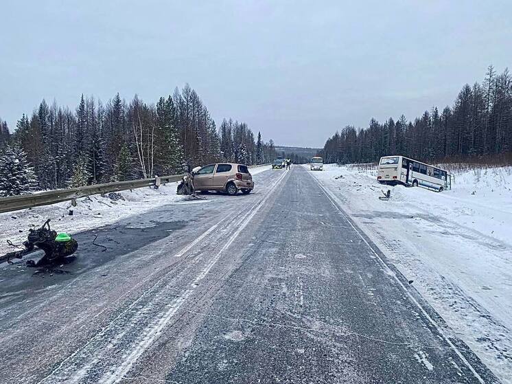 В Якутии столкновение легковушки и автобуса привело к травмам трех человек