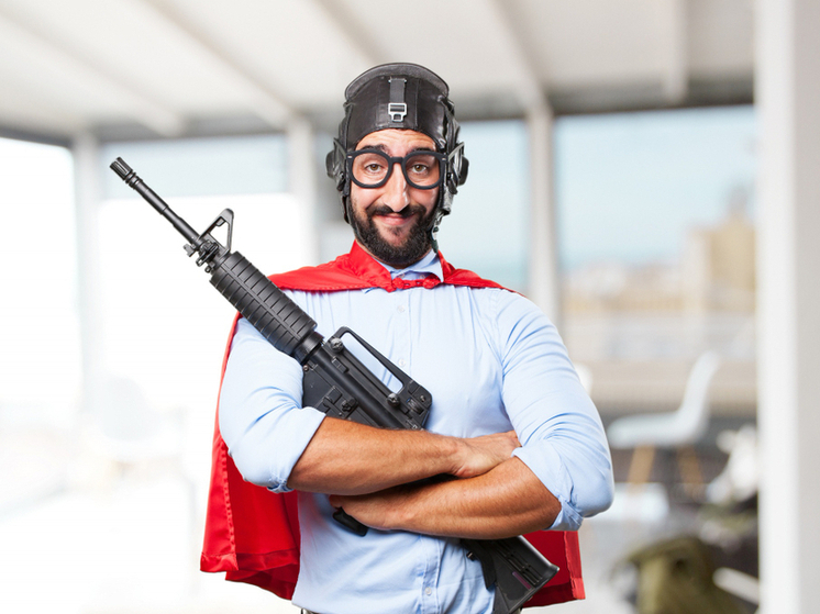 В кировском офисе экс-сотрудник устроил дебош с муляжами оружия