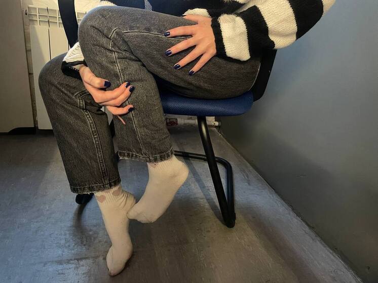 Многие привыкли считать, что офисная работа — самая безопасная: никаких тяжестей, станочного оборудования или вредного производства. Но, само собой разумеется, у сидячего образа жизни есть свои профессиональные недуги. Один из самых распространенных, но далеко не самый очевидный — это проблемы с ногами. Если к концу рабочего дня или после долгого совещания вы чувствуете, что ноги «затекли» и болят, возможно, вы столкнулись с синдромом так называемого «офисного колена».