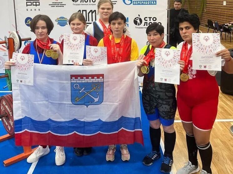 Женская сборная Ленобласти по пауэрлифтингу отличилась на спартакиаде