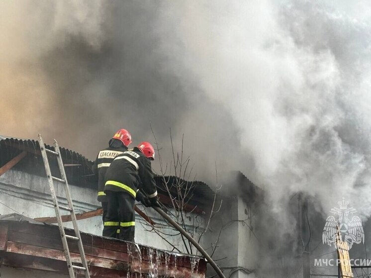 Производственное здание горит на улице Шевченко в Иванове