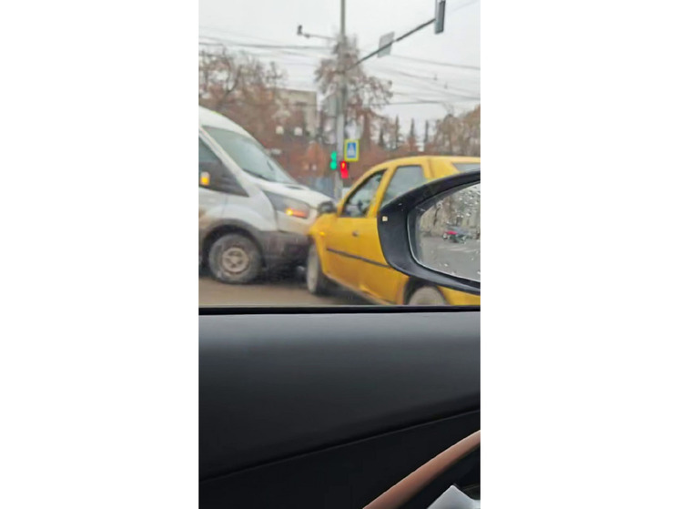 Автомобиль винотеки SimpleWine и такси устроили ДТП в центре Тулы